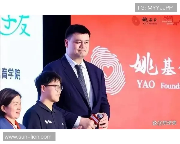 姚明在比赛中展现绝佳技术成功突破中路引发全场热烈反响
